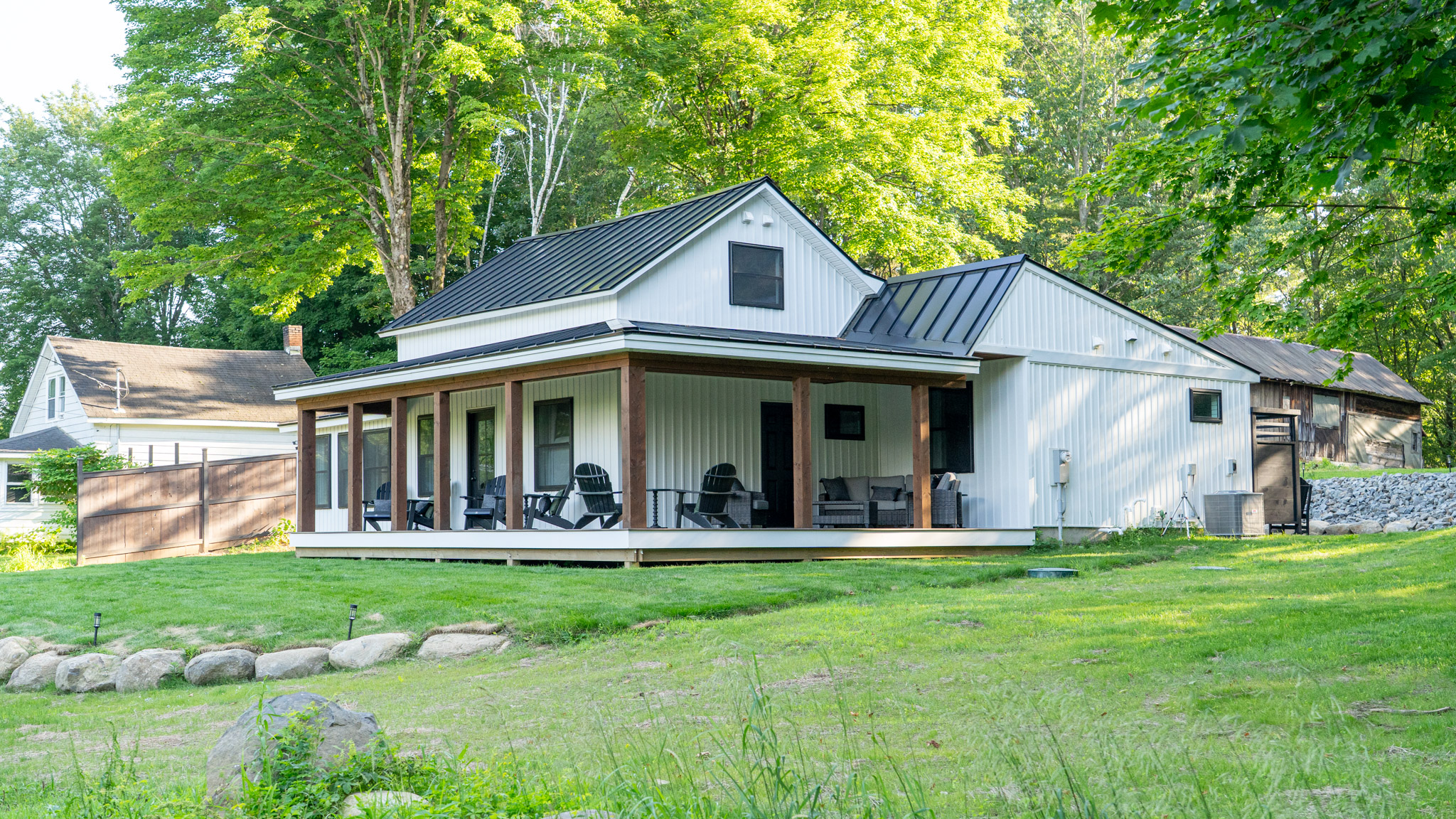 The Farmhouse- Lake Access and Hot Tub